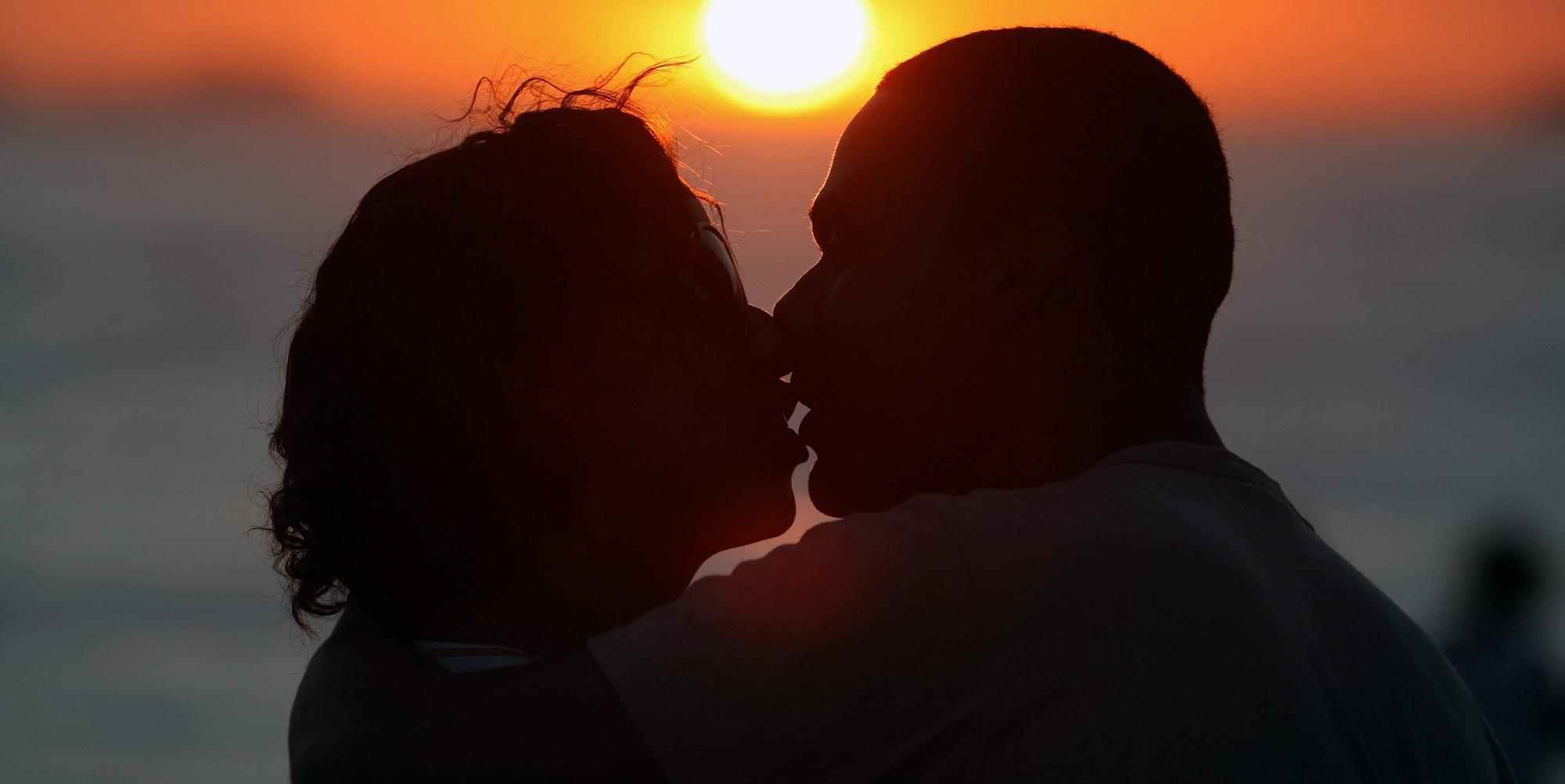 Tag des Kusses_Pärchen_Kuß_Sonnenuntergang