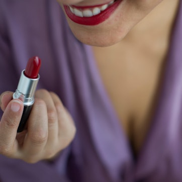 Escort-Dame schminkt sich