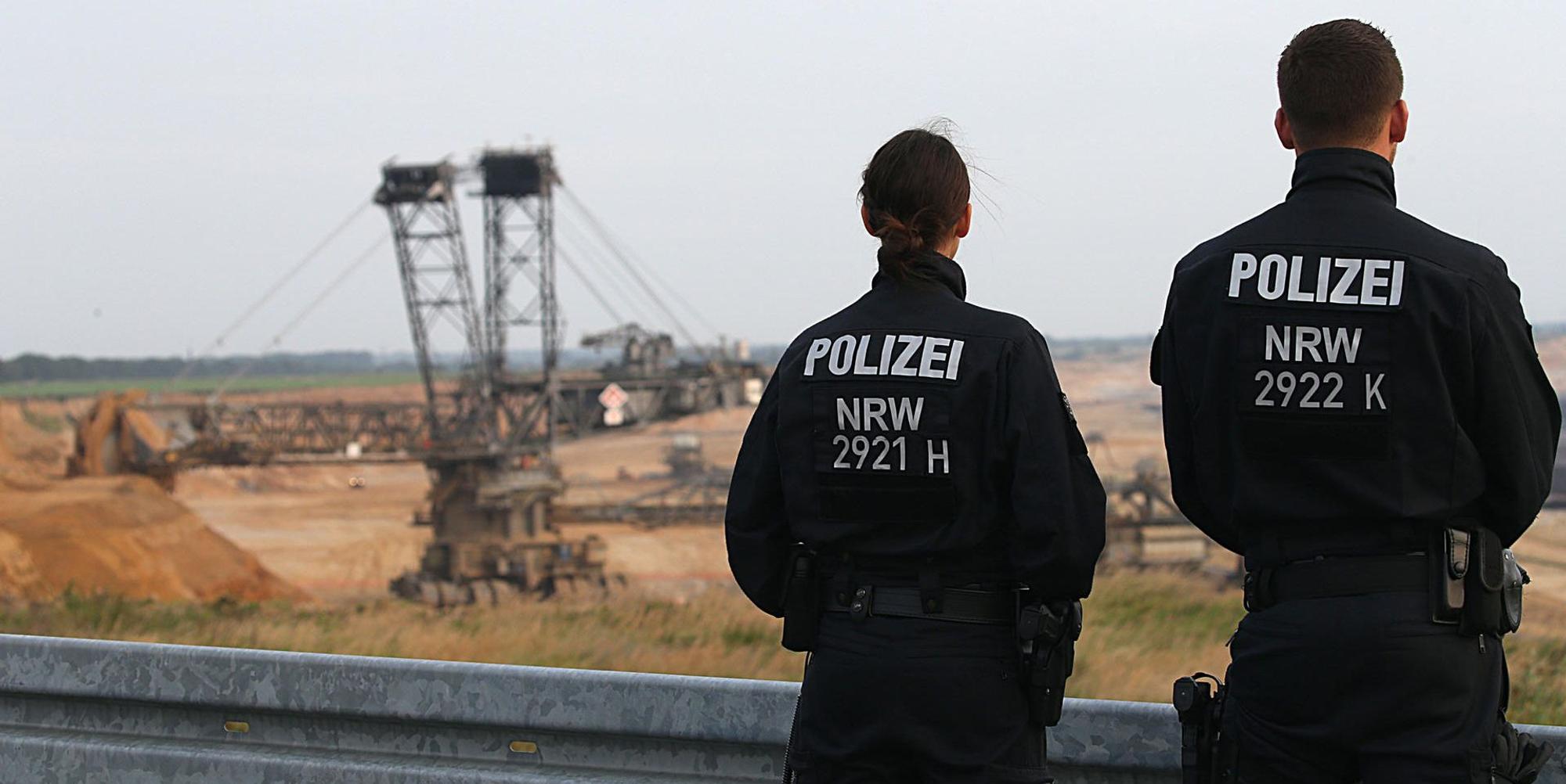 Polizisten vor Tagebau