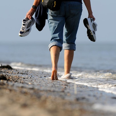 Strand Urlaub barfuß dpa