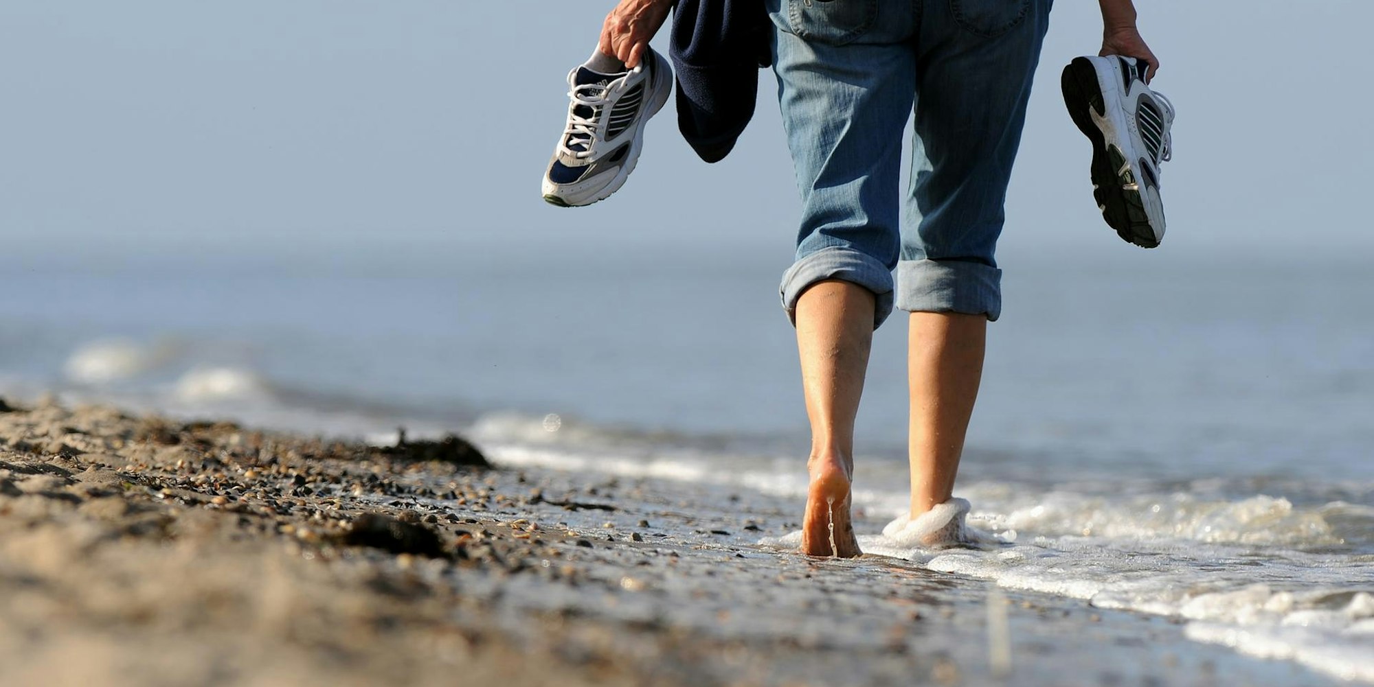 Strand Urlaub barfuß dpa