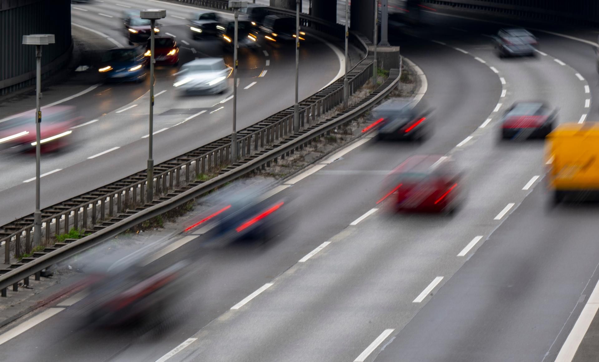 Symbolbild Autobahn unscharf