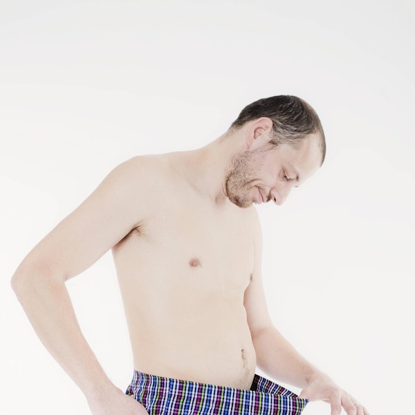 Mann schaut in seine Boxershorts