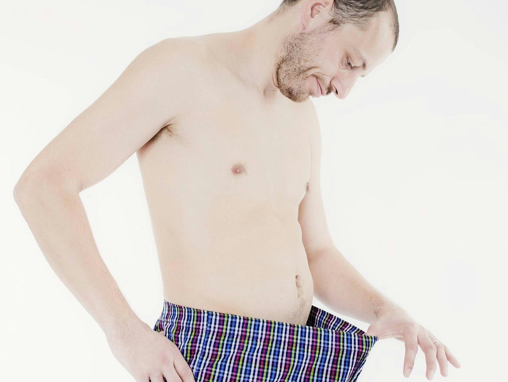 Mann schaut in seine Boxershorts