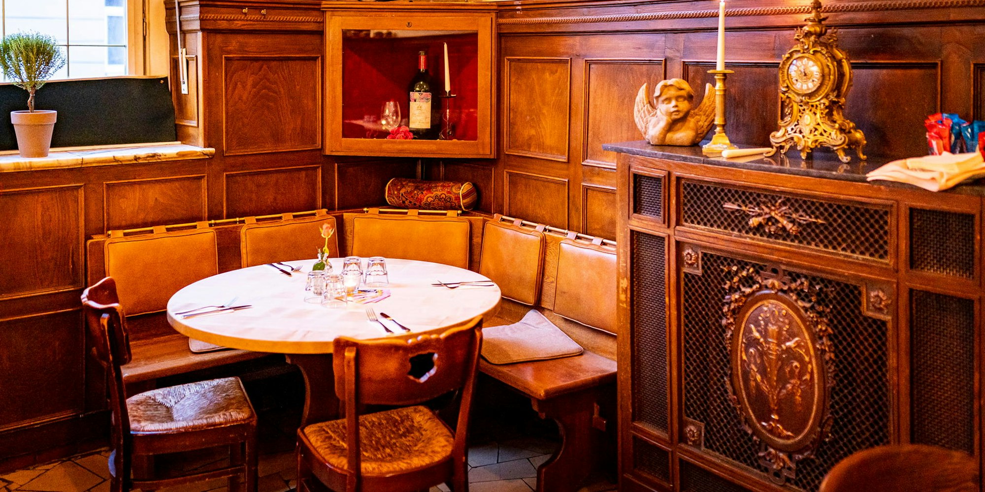 haus schnackertz innen runder tisch