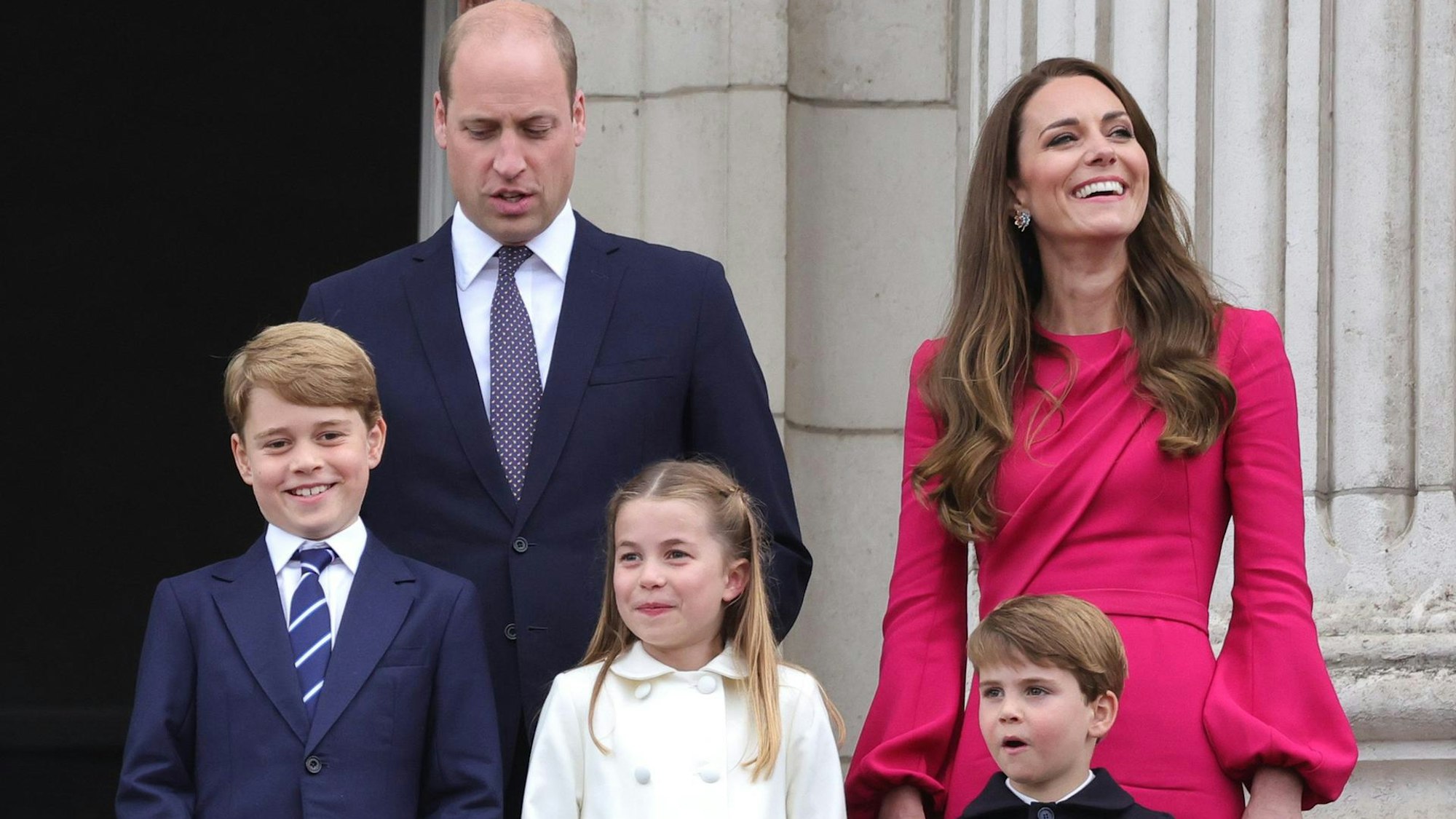 Prinz William und Prinzessin Kate mit ihren Kindern Prinz George (l-r), Prinzessin Charlotte und Prinz Louis auf dem Balkon vom Buckingham Palace.