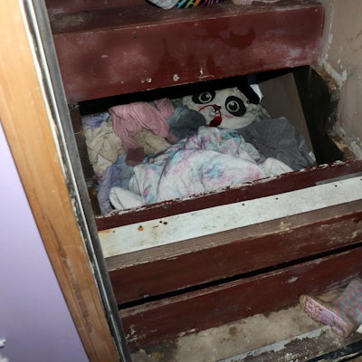 Vermisstes Kind Treppenversteck