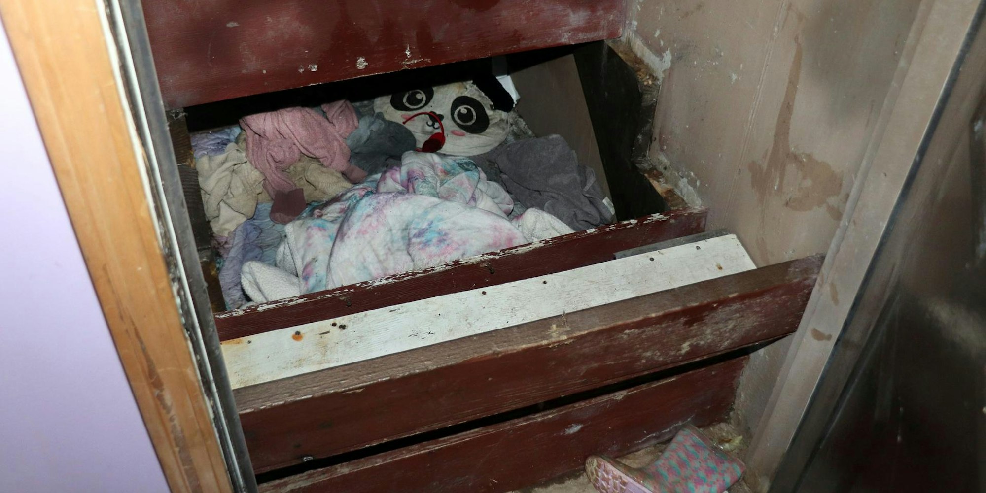 Vermisstes Kind Treppenversteck