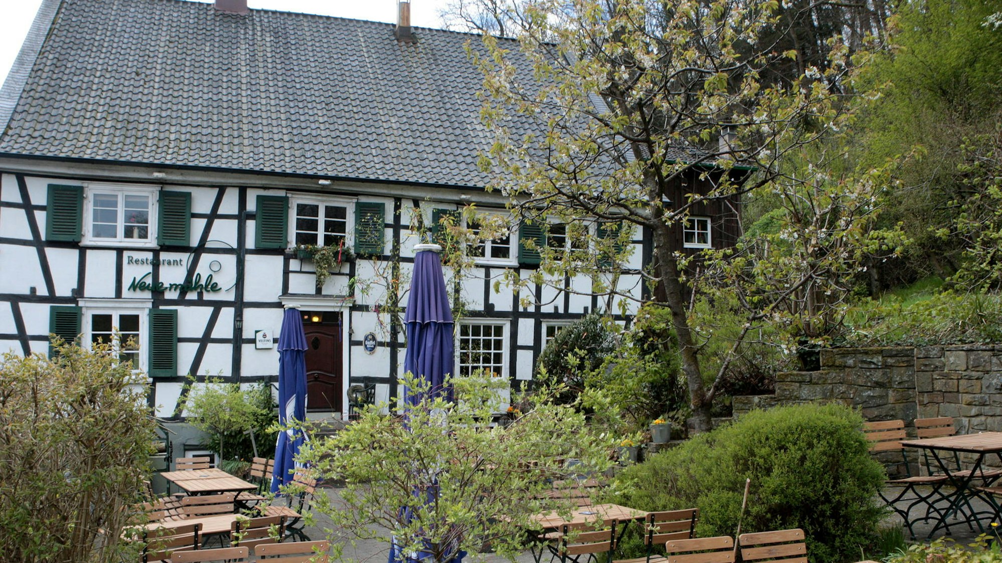 Fachwerkmühle im Grünen:  Neuemühle Biergarten