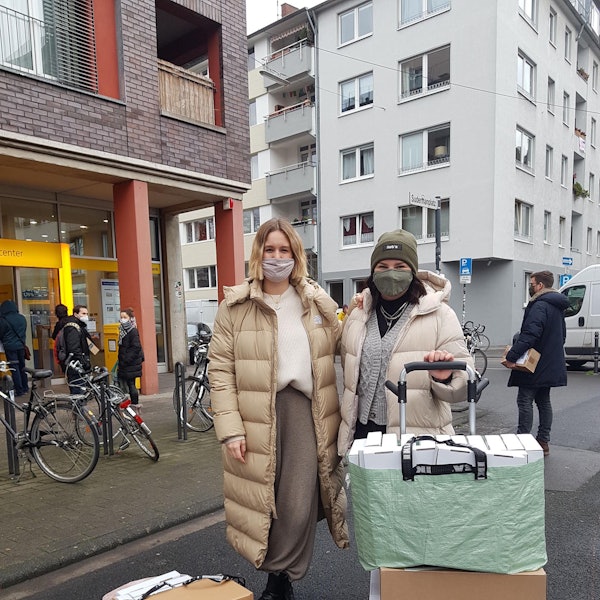 Sudermanplatz_Victoria_Gerdes_l_Julia_Guenther_r_hoch