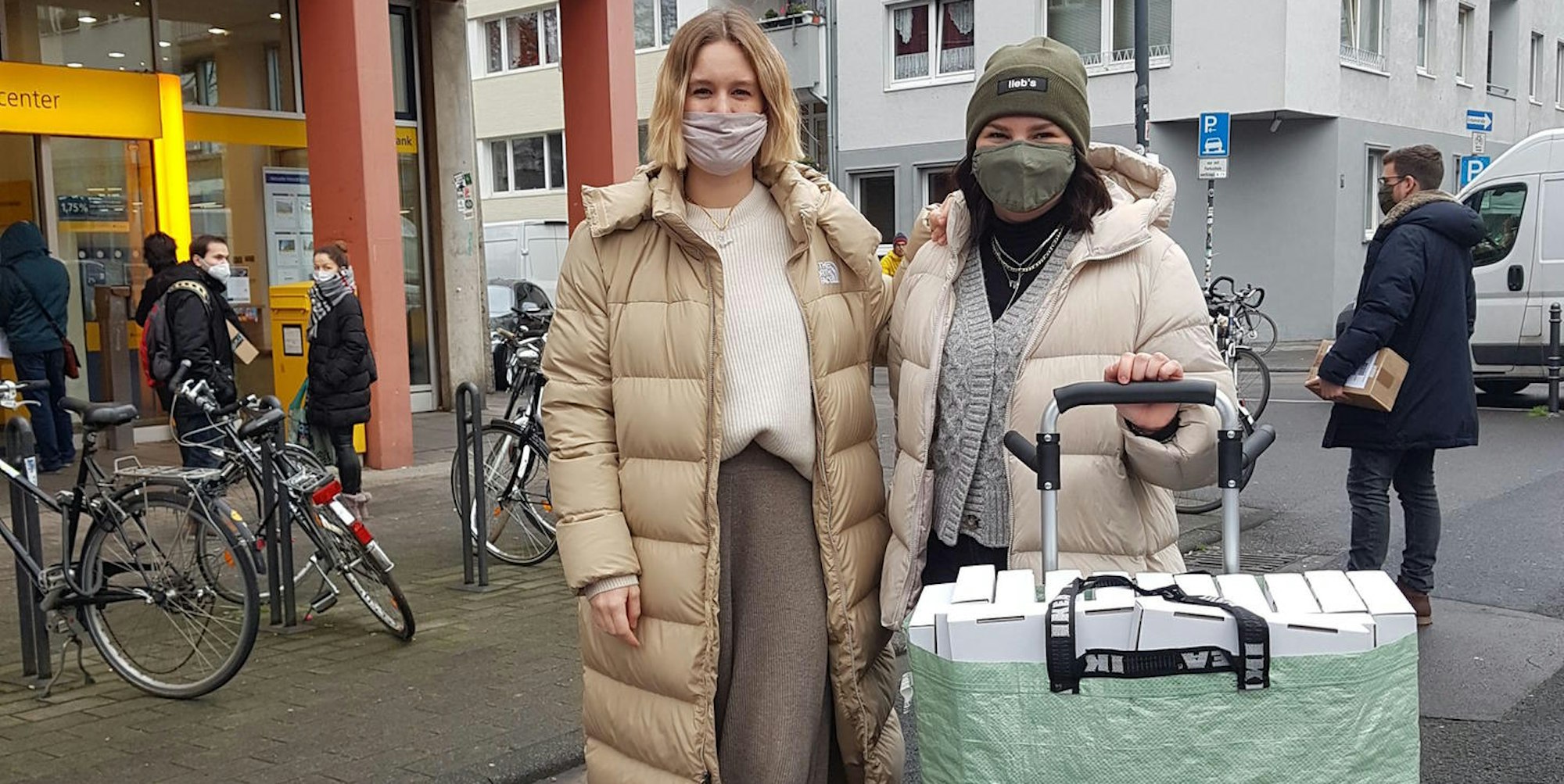 Sudermanplatz_Victoria_Gerdes_l_Julia_Guenther_r_hoch