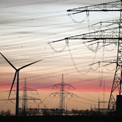 KR Windrad und Hochspannungsmast Symbolbild