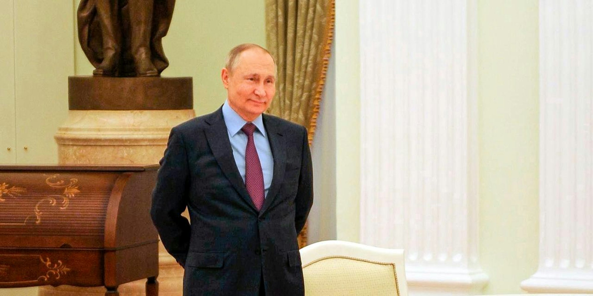 Putin in Pose