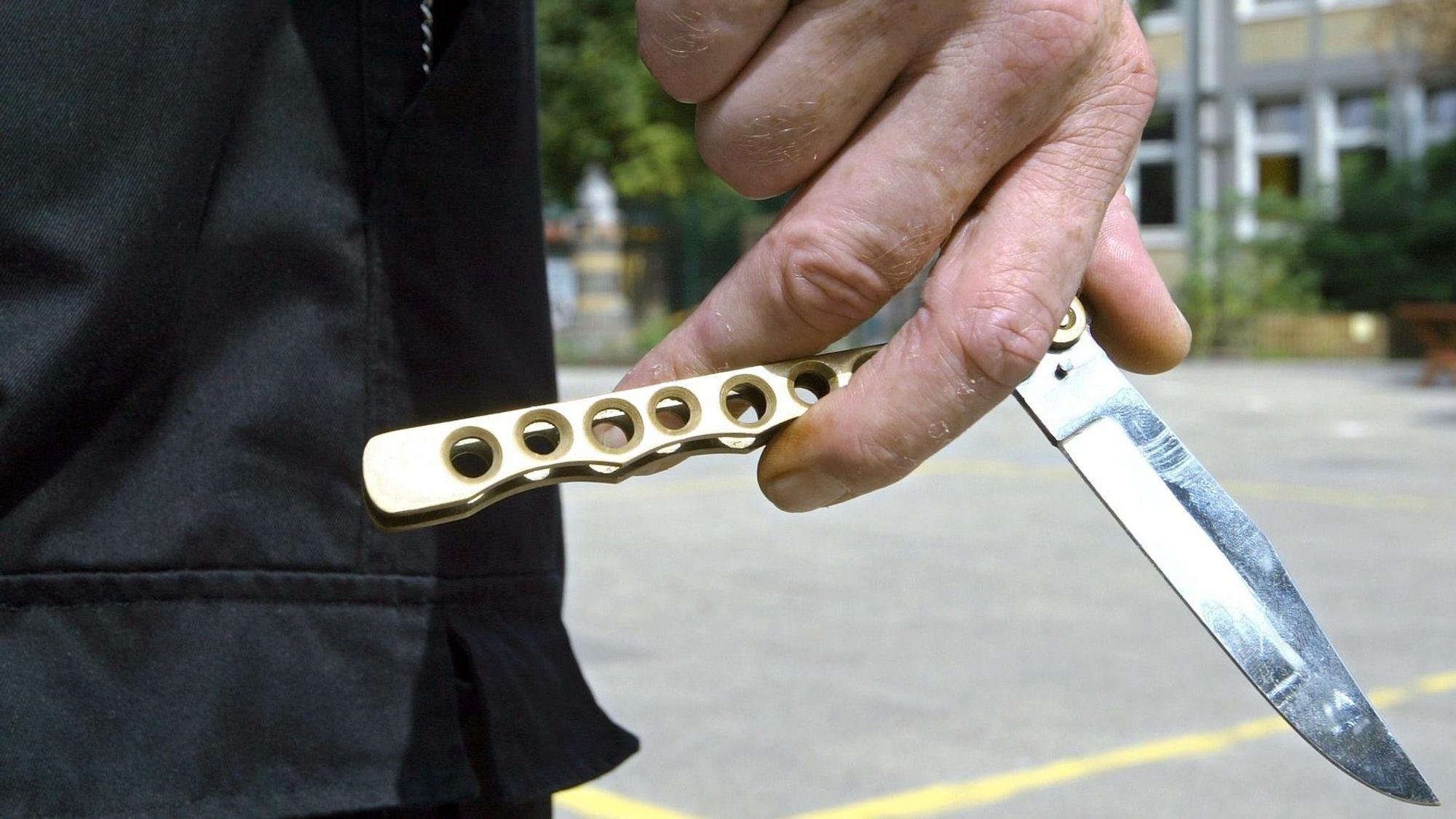 Ein 18-Jähriger griff mit einem Messer an (Symbolbild)