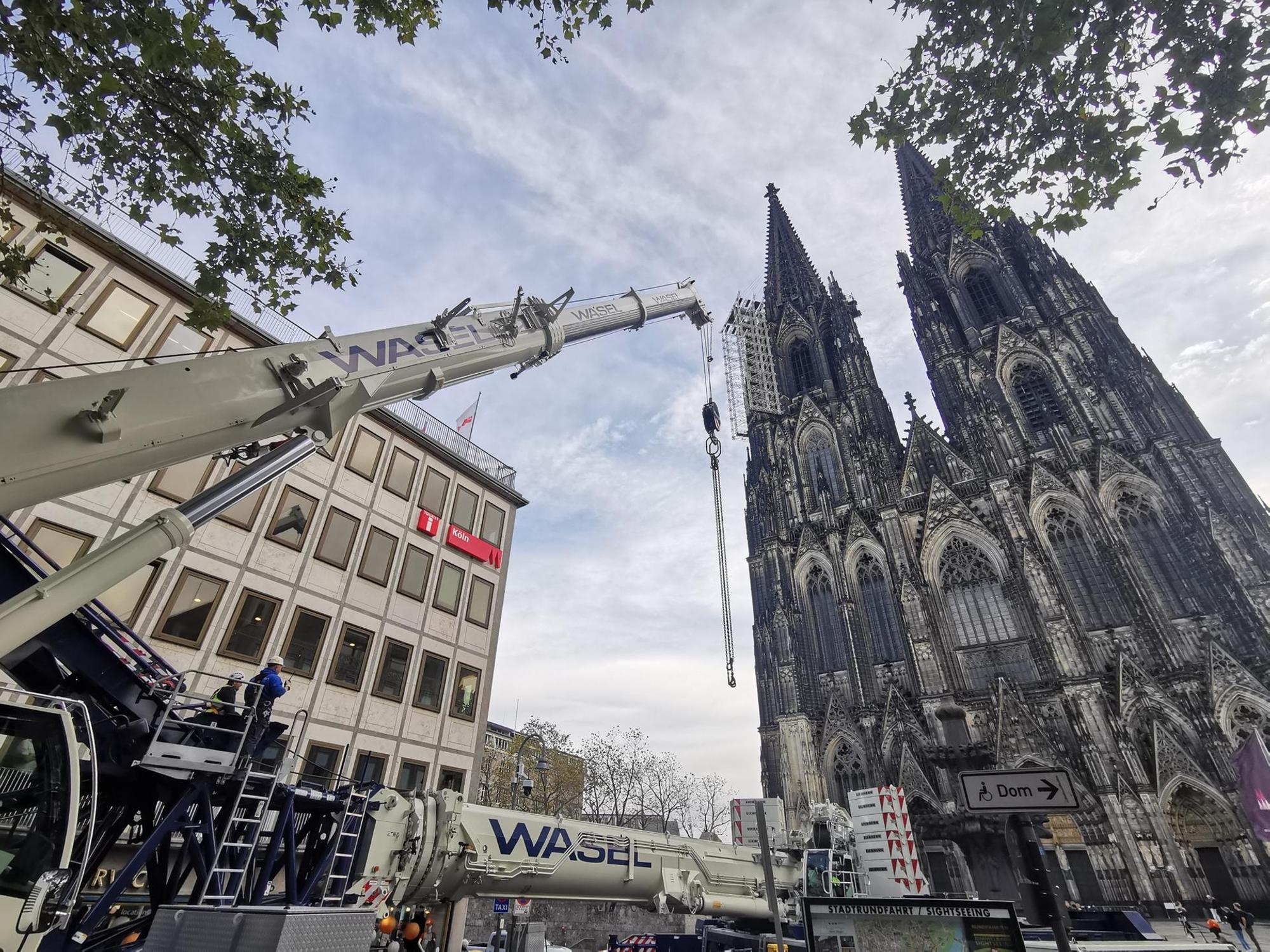 Baukran auf Domplatte vor Gerüst 2