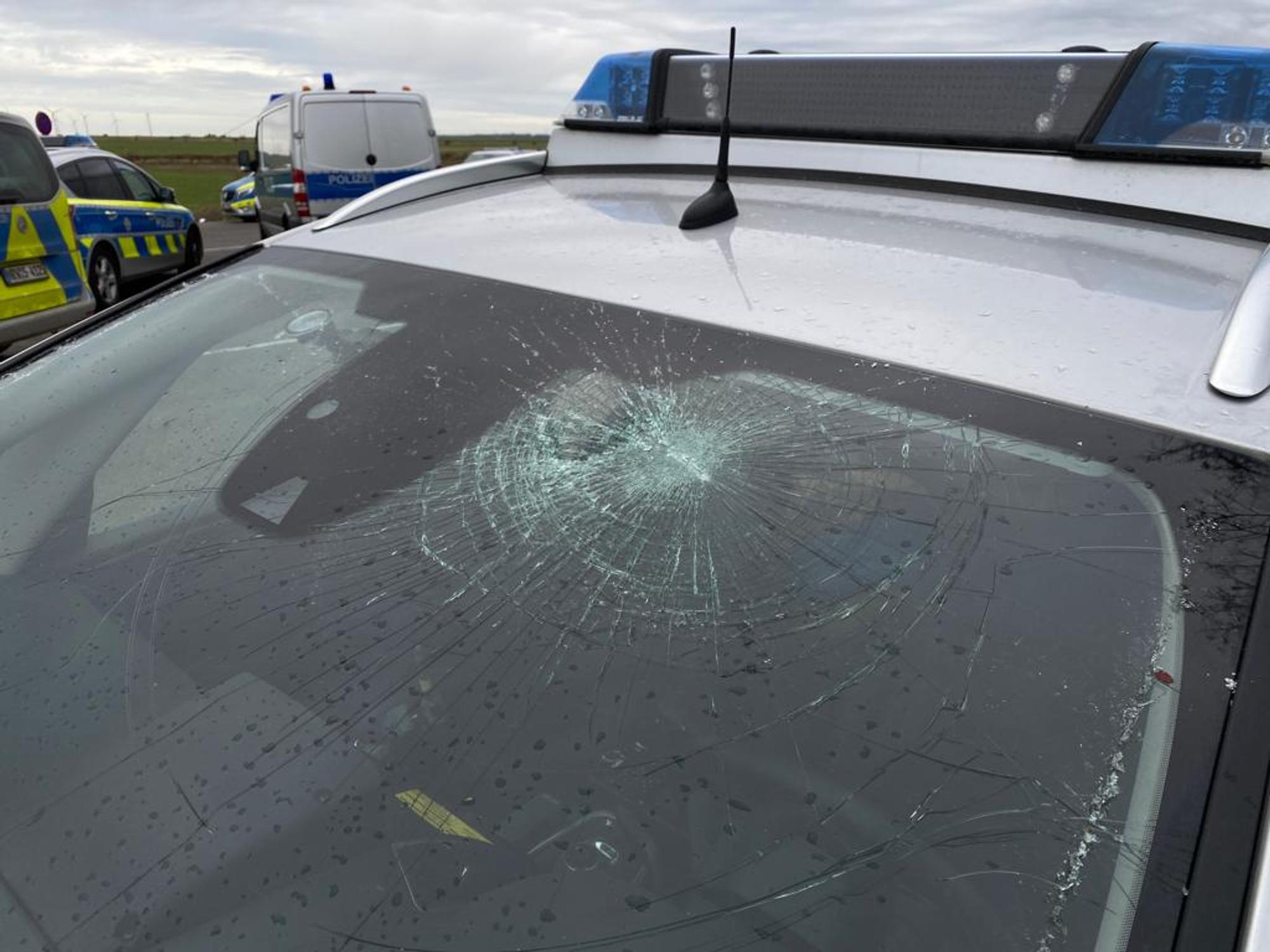 20220224-ker-angriff-bagger-tagebau-garzweiler-polizei