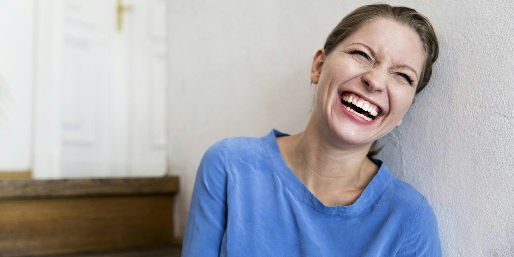 Frau lacht Hormone dpa