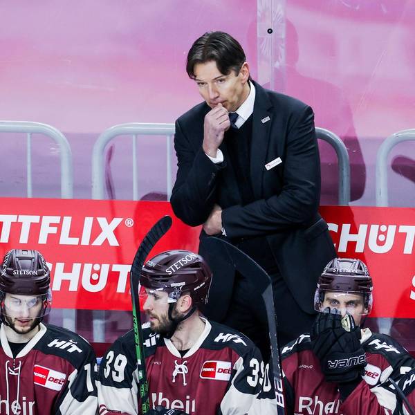 Uwe Krupp fasst sich ins Gesicht