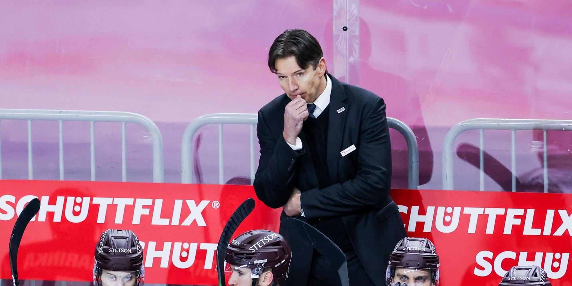 Uwe Krupp fasst sich ins Gesicht