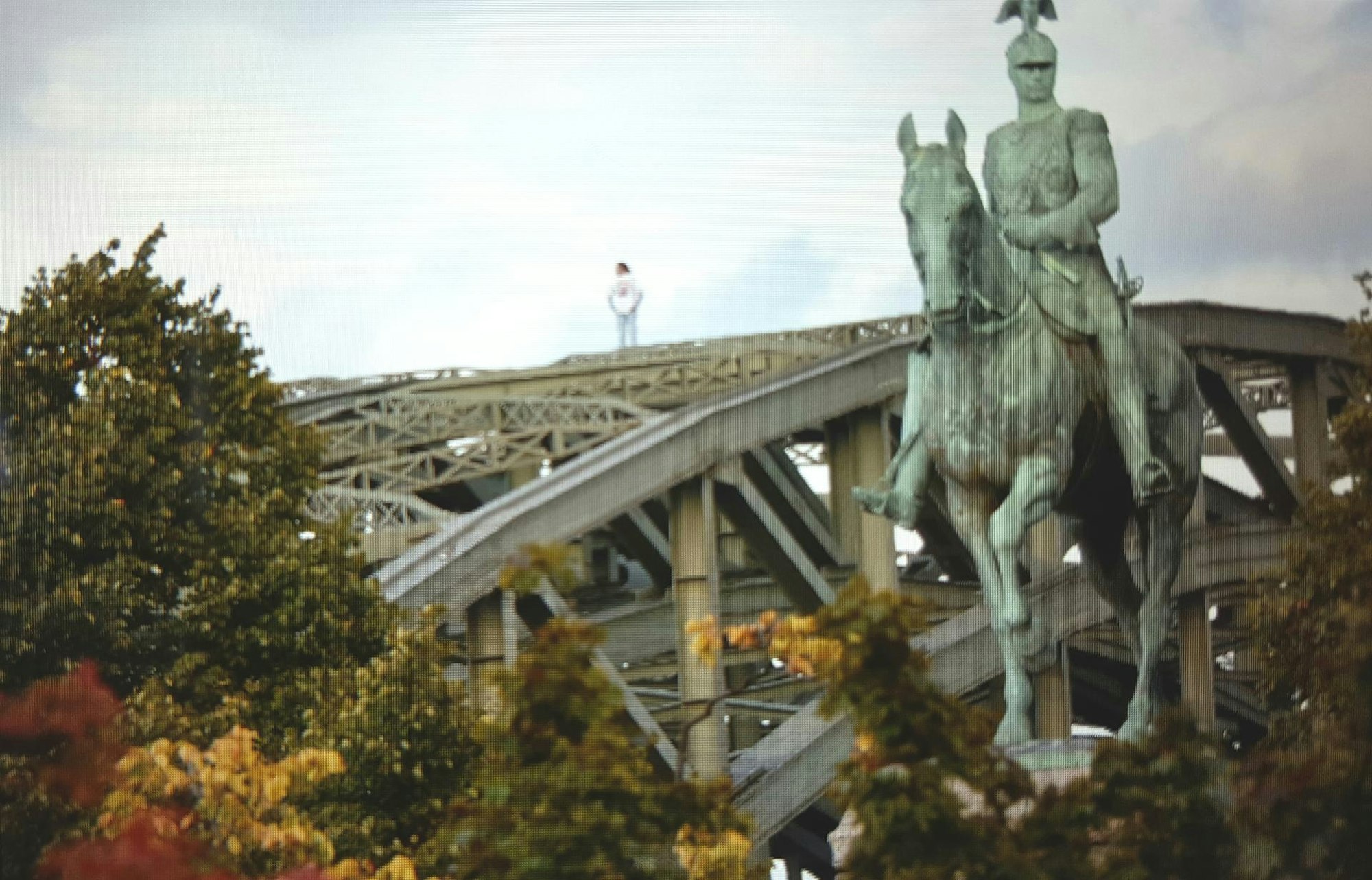 mann-auf-bruecke
