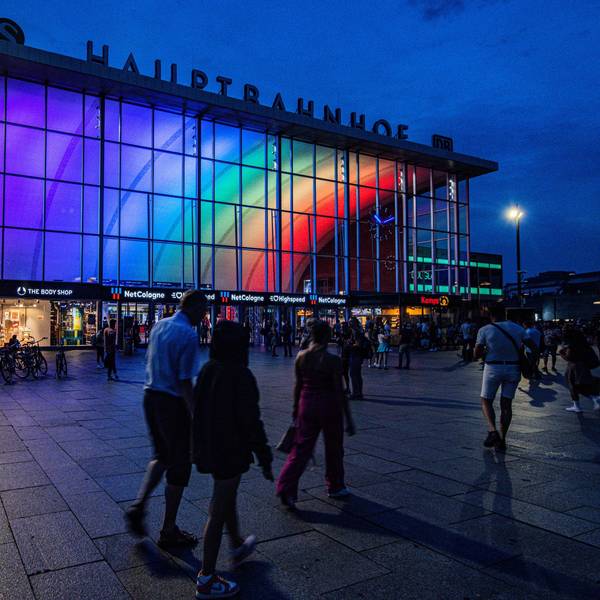 Hauptbahnhof_Regenbogenfarben_CSD_mbo-9904