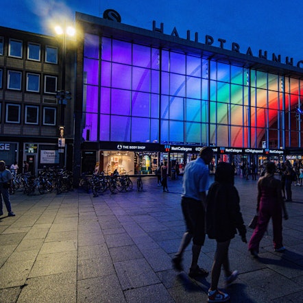 Hauptbahnhof_Regenbogenfarben_CSD_mbo-9904