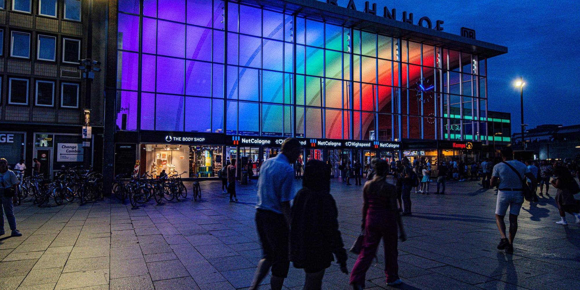 Hauptbahnhof_Regenbogenfarben_CSD_mbo-9904