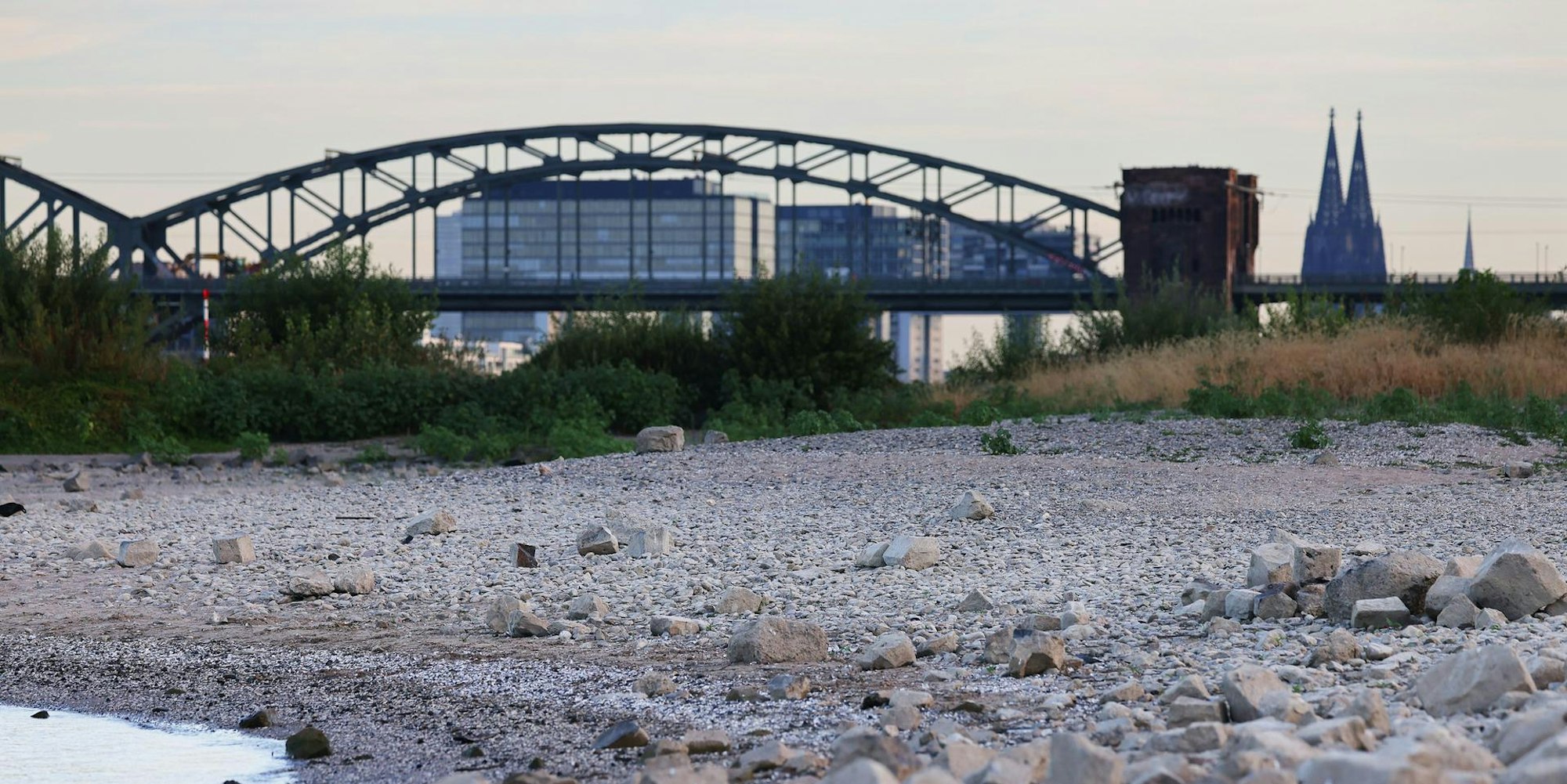 Trockener Rhein bei Köln