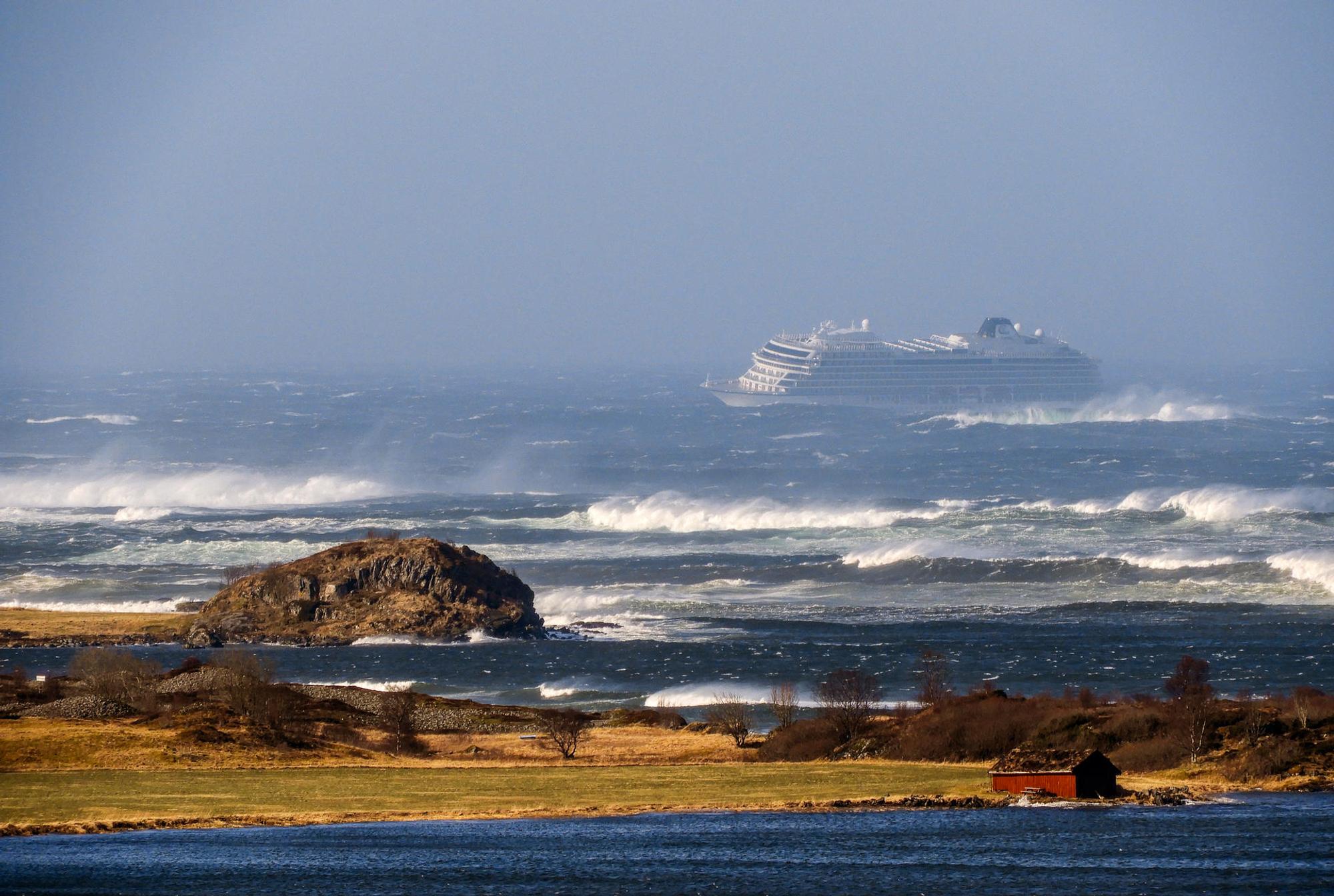 Kreuzfahrtschiff vor Norwegen in Seenot