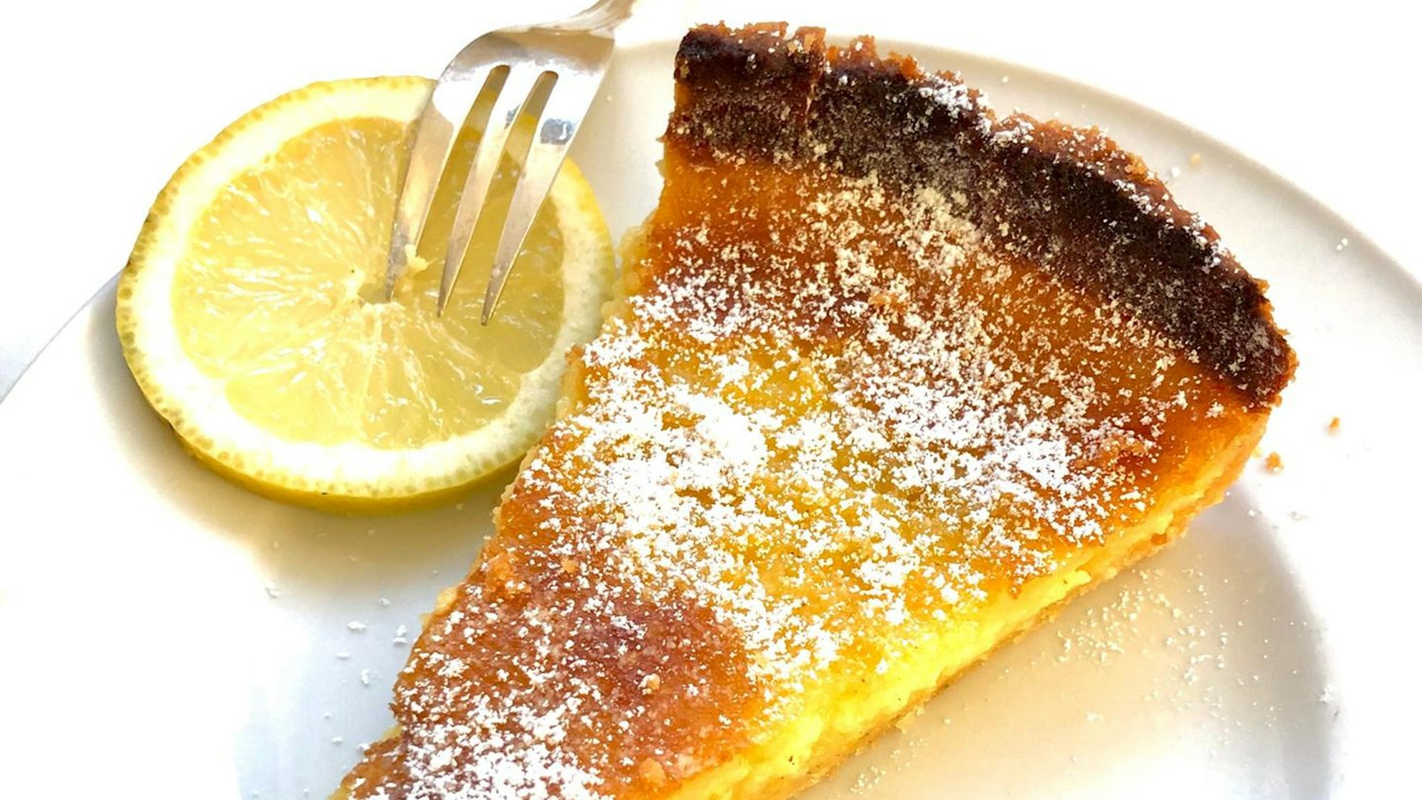 Torta al Limone, auf einem Teller mit Puderzucker serviert