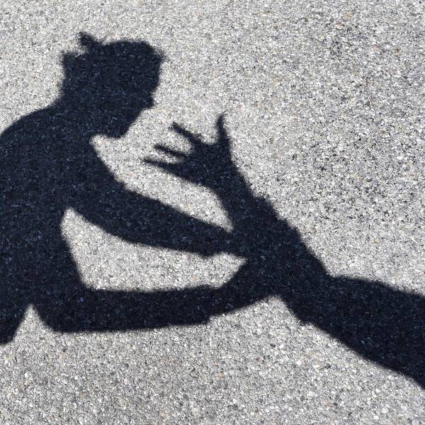 gewalt gegen frauen draußen schatten symbolbild