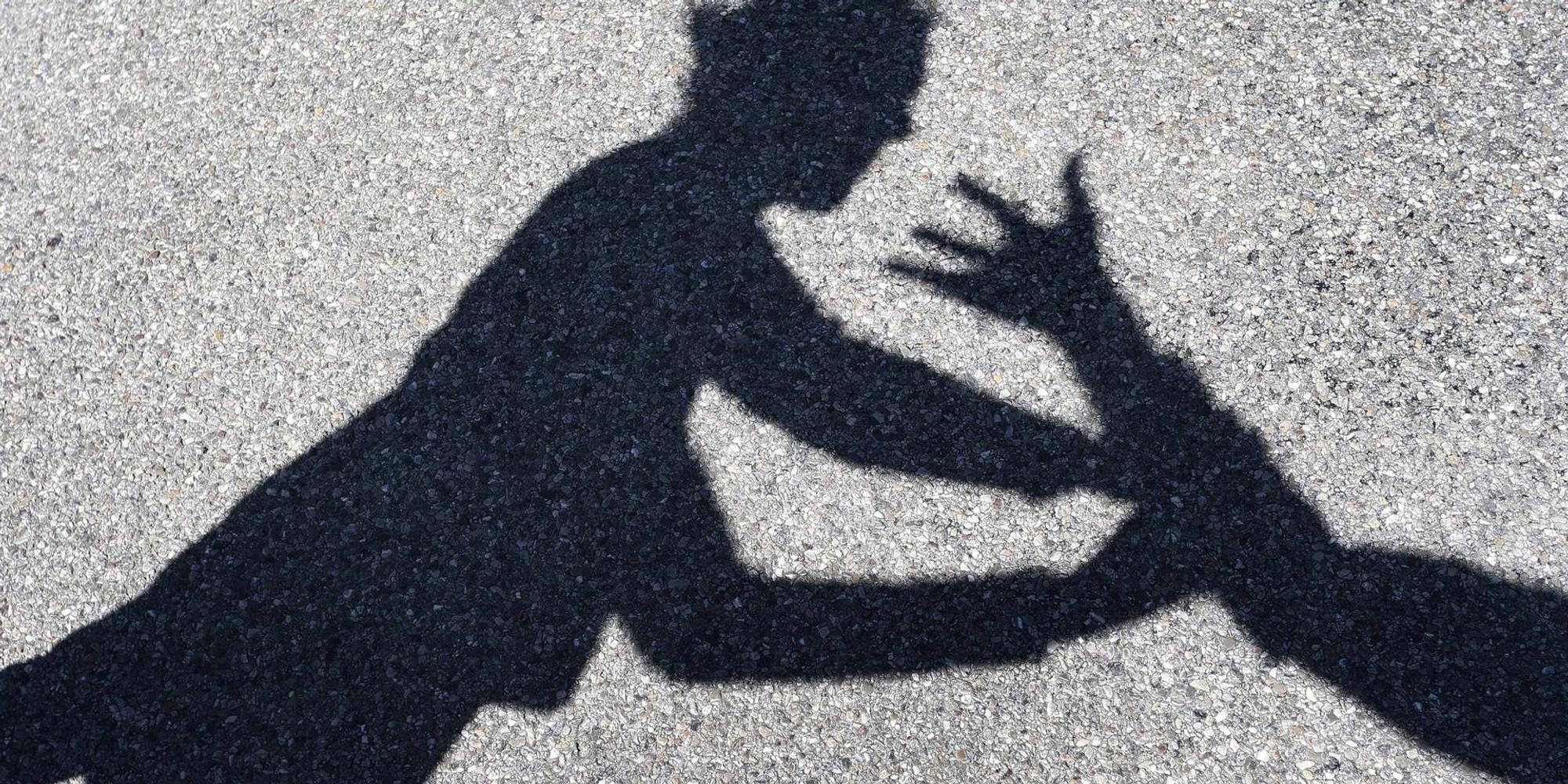 gewalt gegen frauen draußen schatten symbolbild