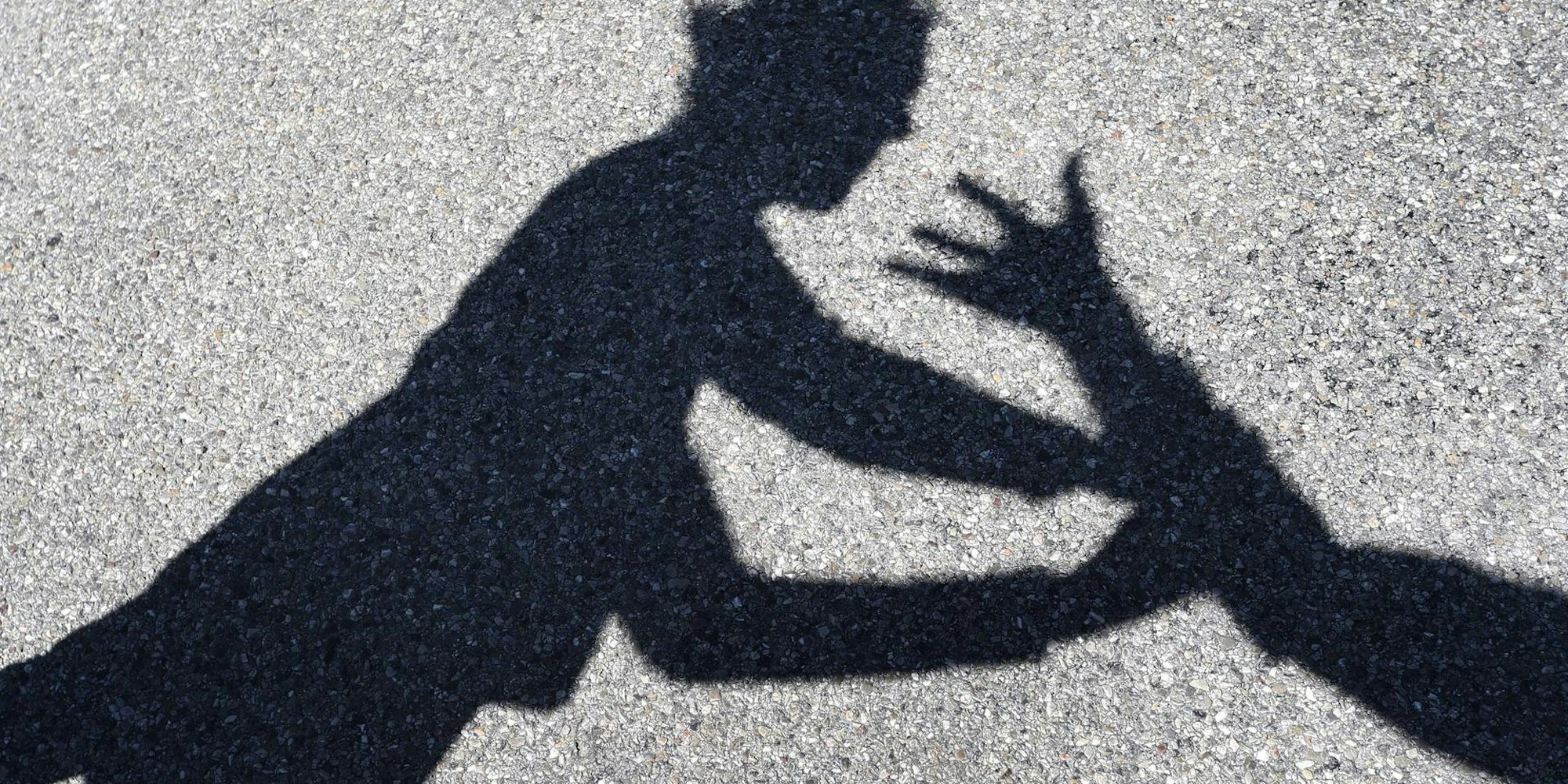 gewalt gegen frauen draußen schatten symbolbild