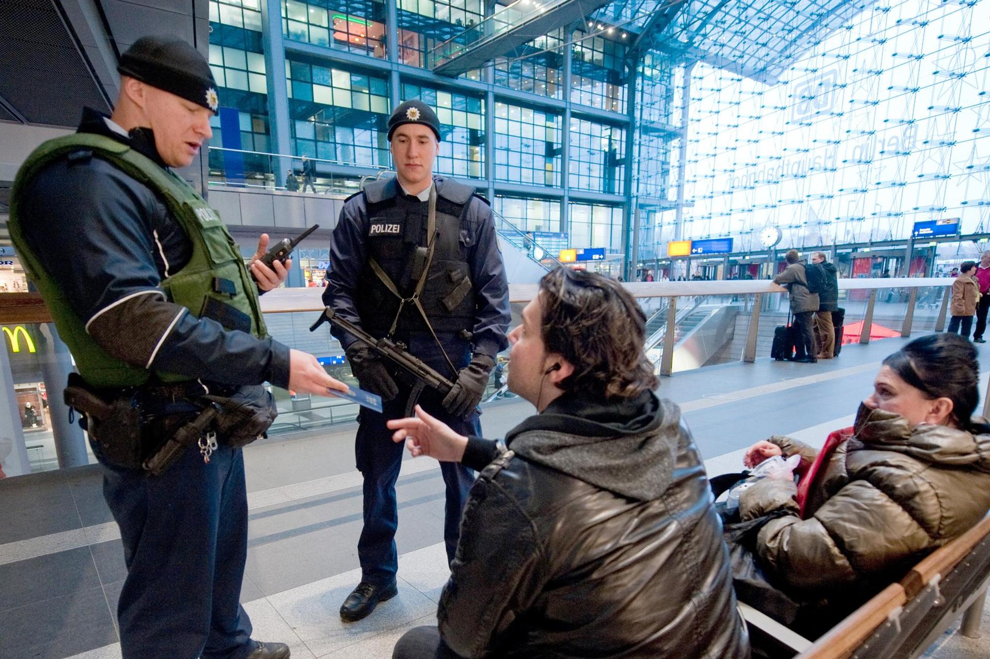 Kontrolleure_Polizei_Ausweiskontrolle