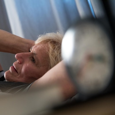 Frau liegt wach im Bett