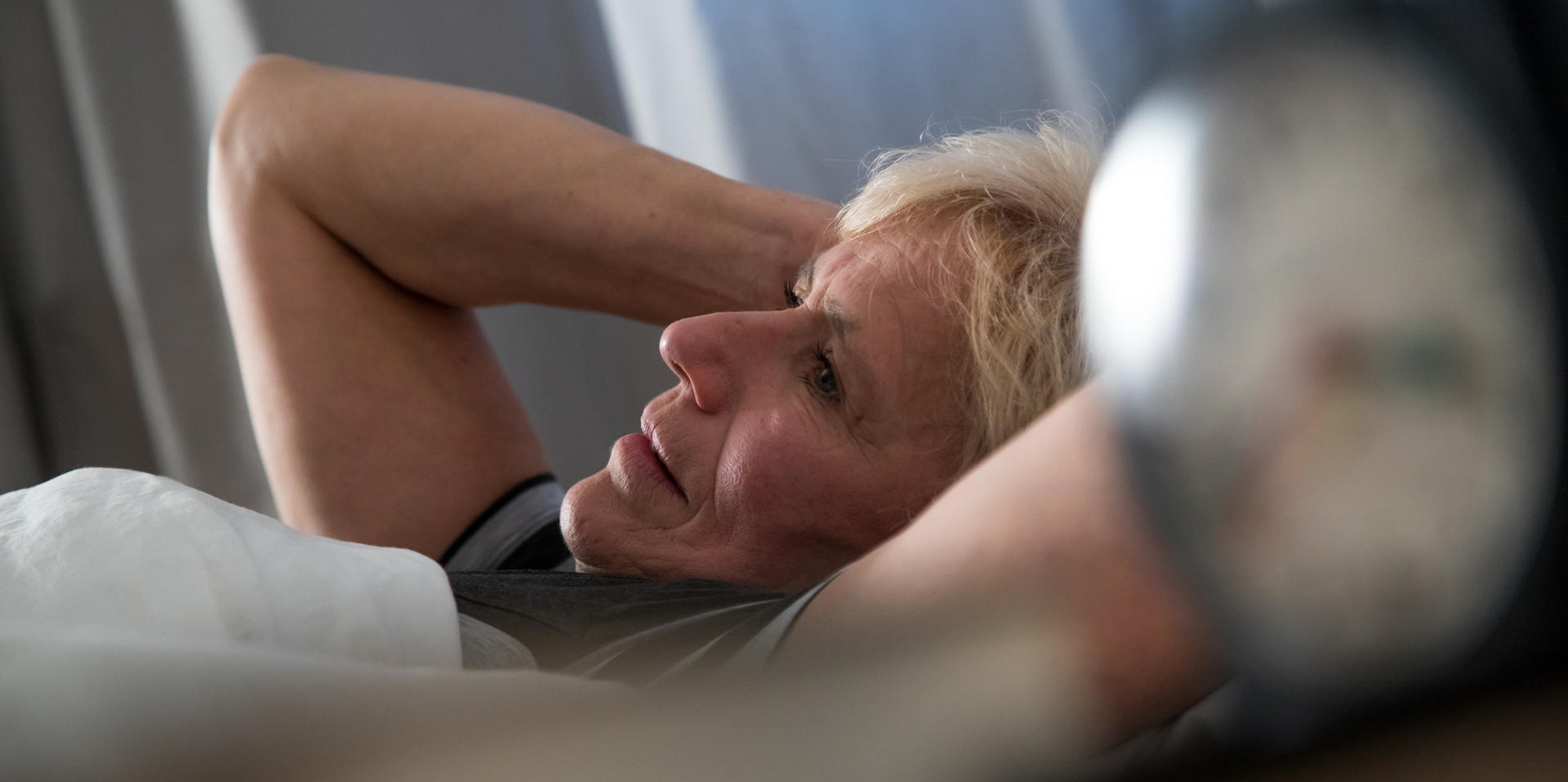 Frau liegt wach im Bett