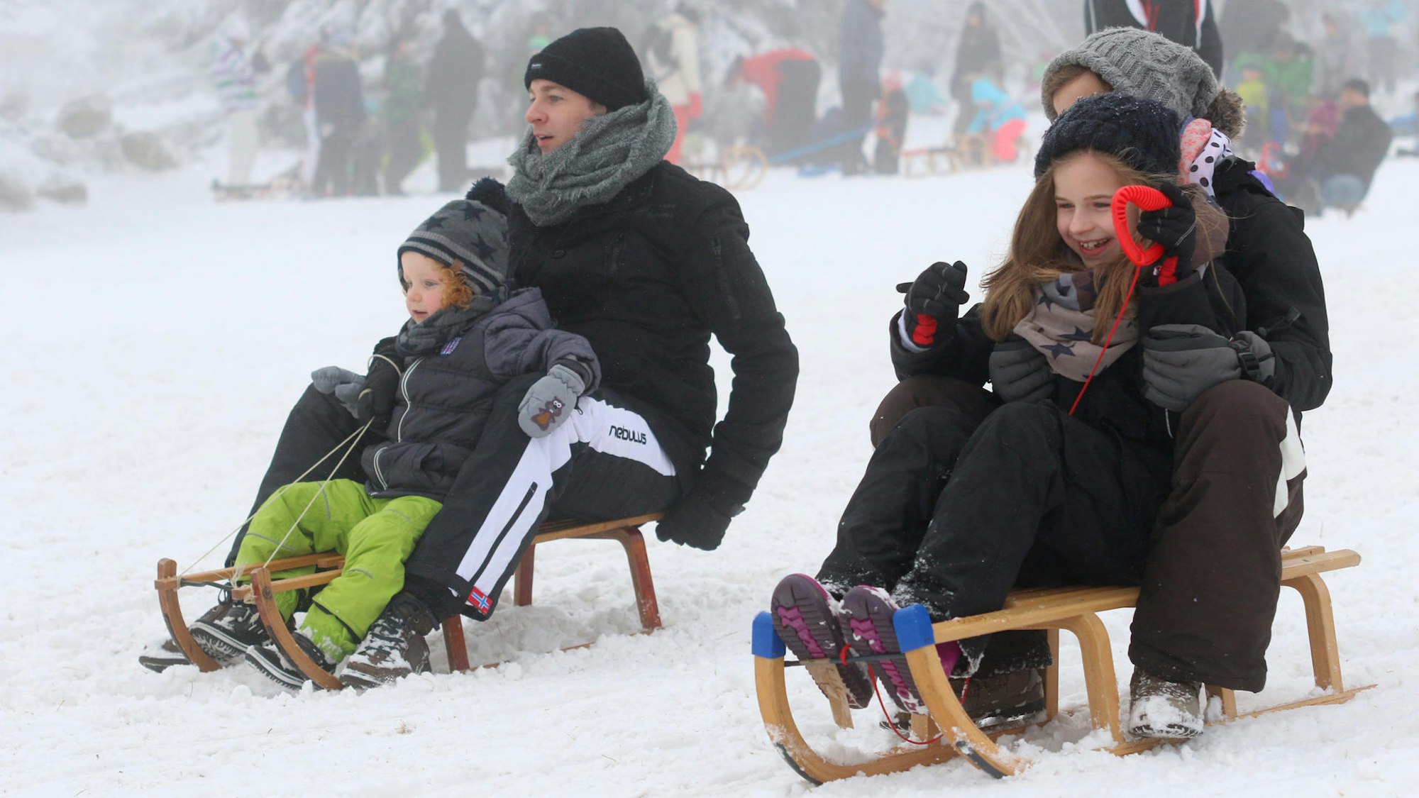 Auf dem Schlitten geht es den Hang hinunter! (Symbolbild)