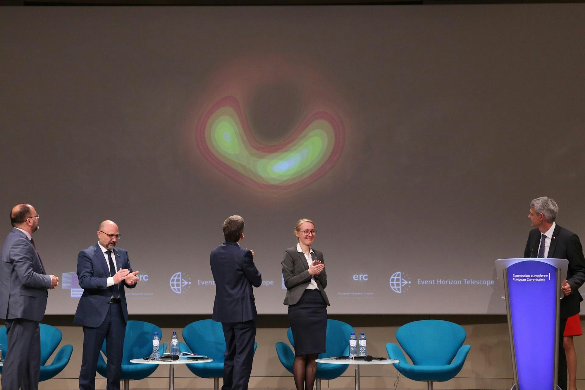 Schwarzes Loch Podium