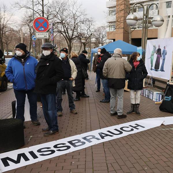 Demonstranten gegen Pfarrer u