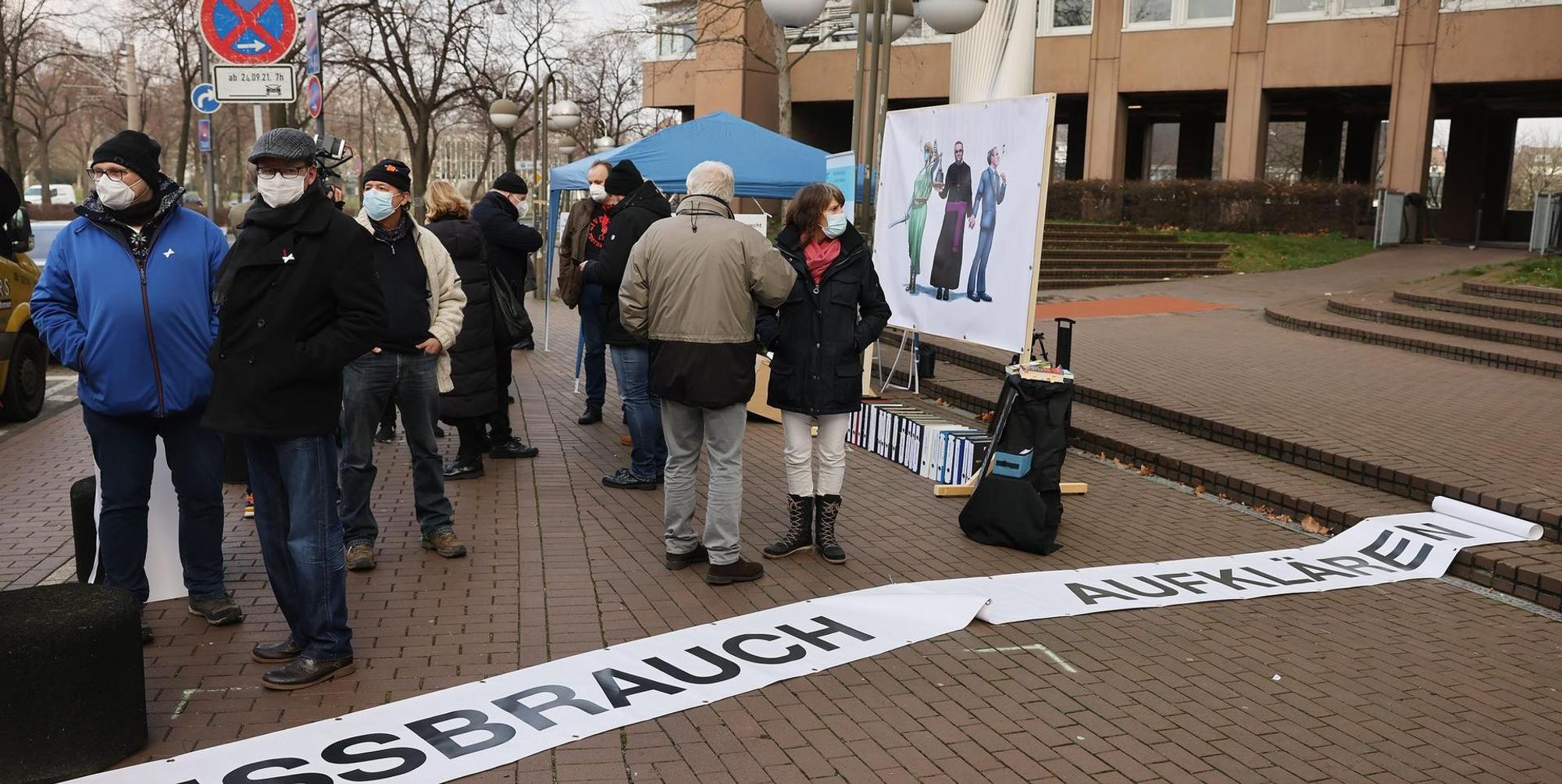 Demonstranten gegen Pfarrer u