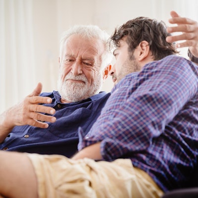 Alter Mann spricht mit jüngerem Mann Getty Images