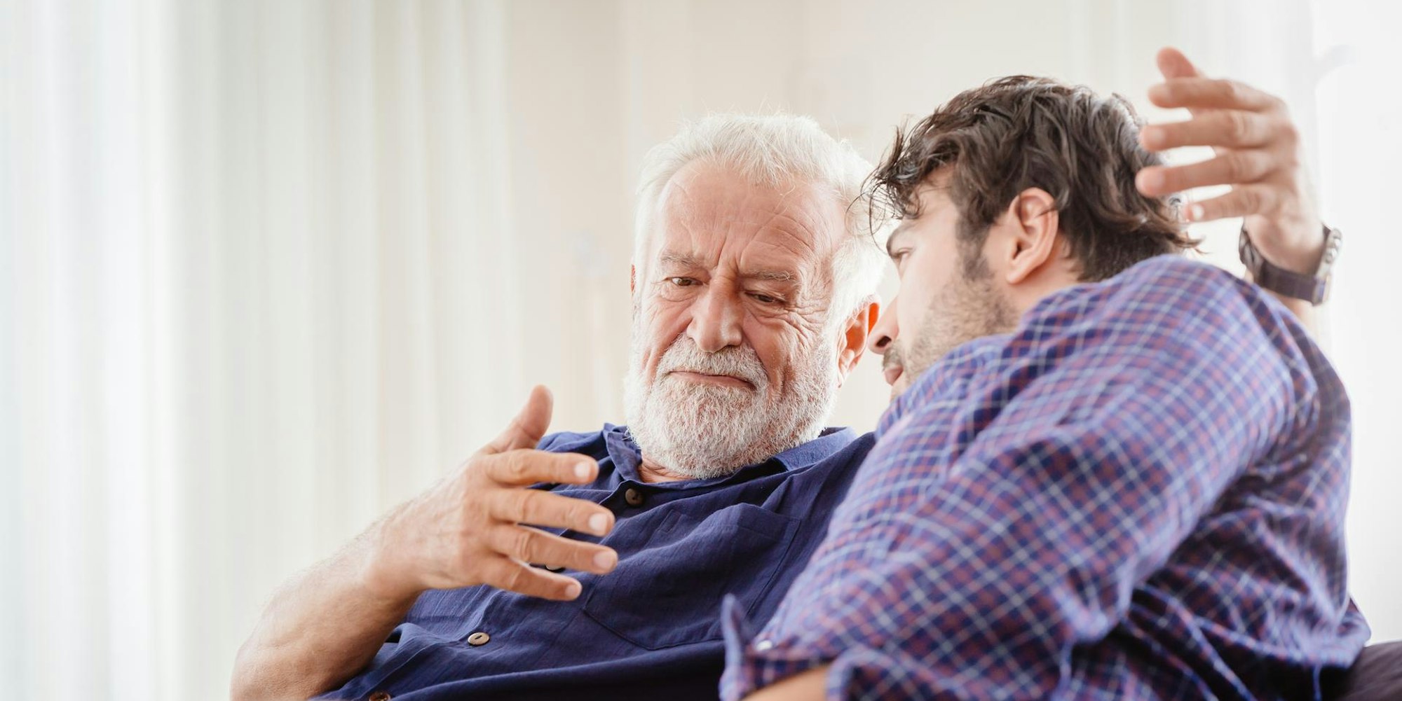 Alter Mann spricht mit jüngerem Mann Getty Images