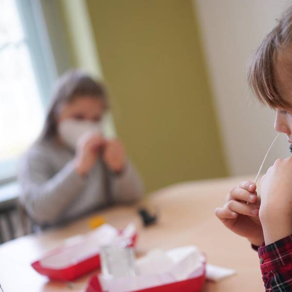 Kinder beim Coronatest