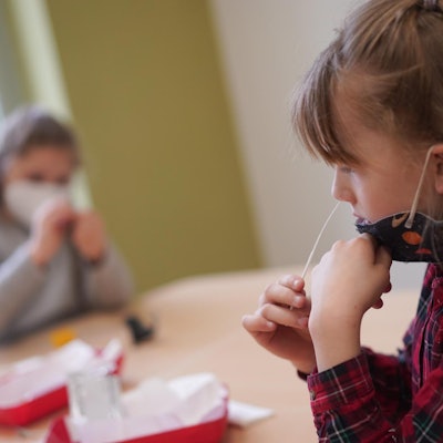 Kinder beim Coronatest