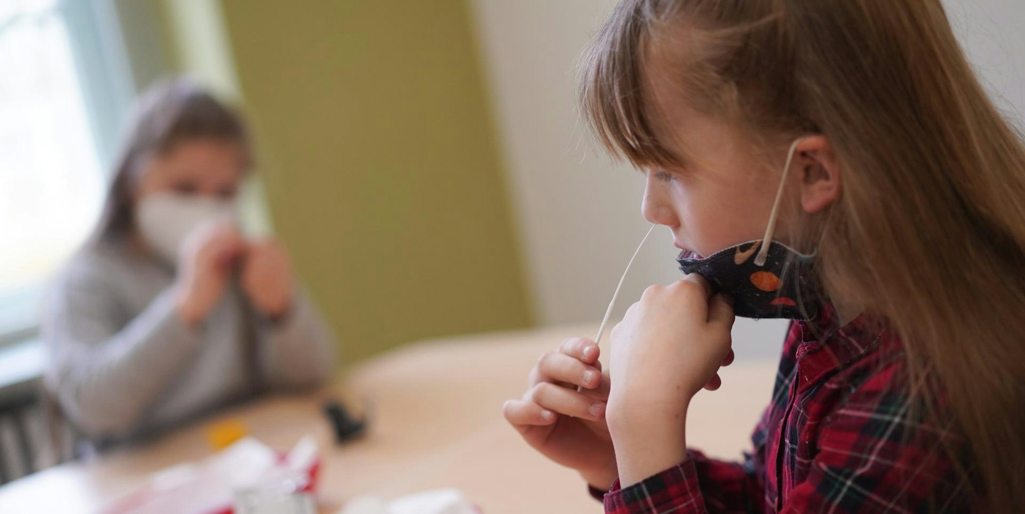 Kinder beim Coronatest
