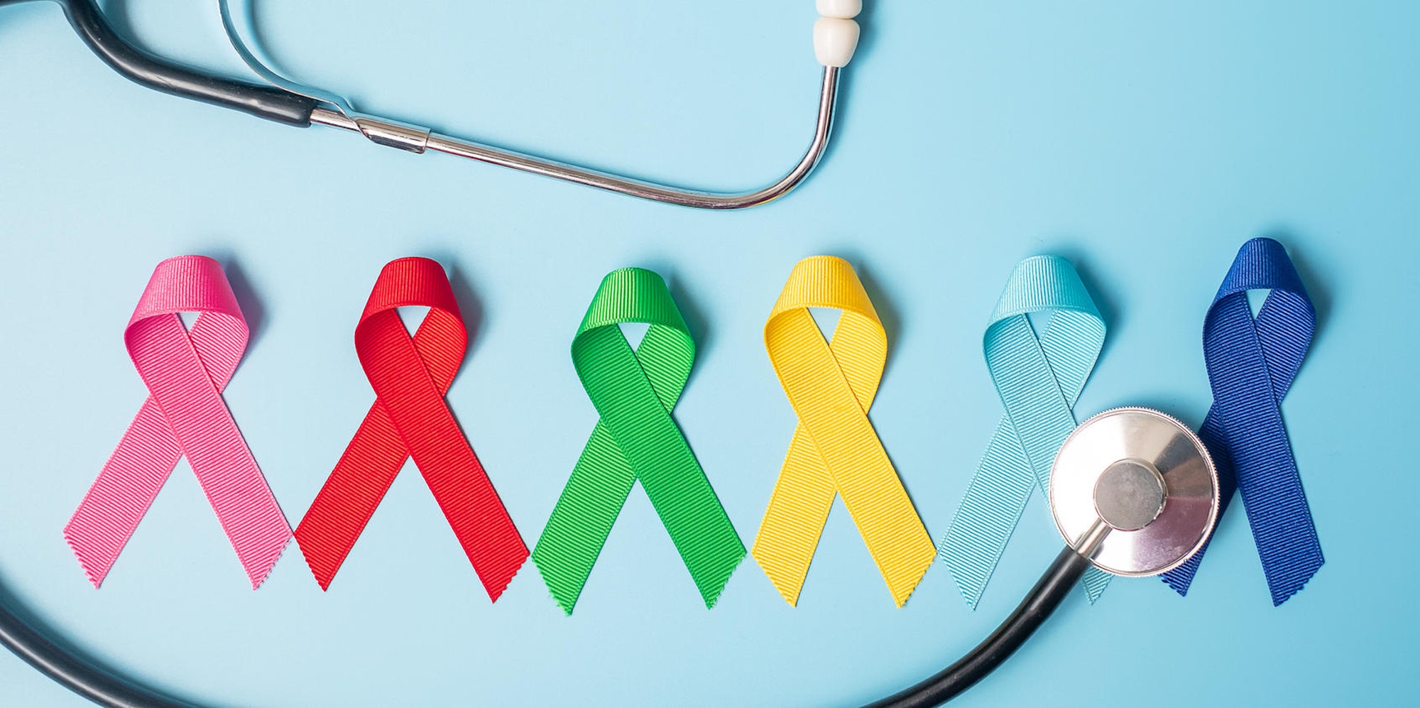 Bunte Schleifen zum Weltkrebstag