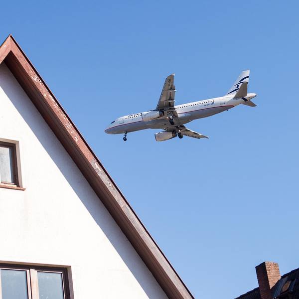 DPA_Flugzeug über Haus