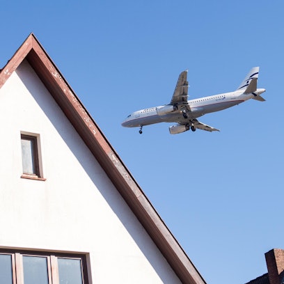 DPA_Flugzeug über Haus