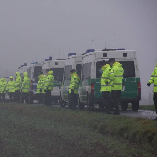 Hundertschaf der Polizei sucht Vermisste
