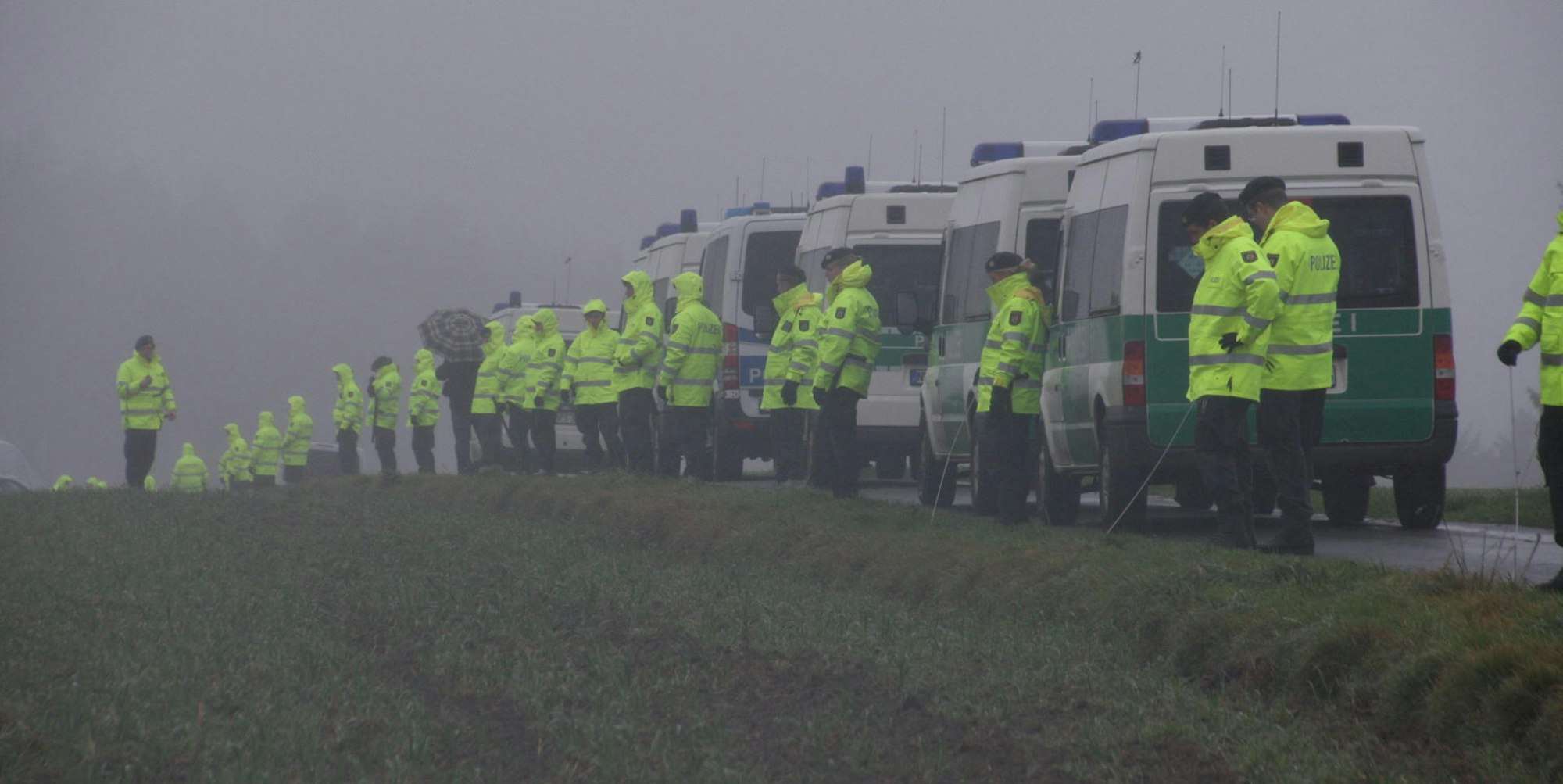 Hundertschaf der Polizei sucht Vermisste